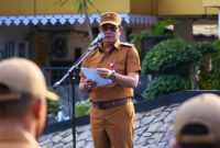 Sekretaris Daerah Tanah Laut, Ismail Fahmi saat sambutan di apel pagi sekaligus memperingati Hari Koperasi ke-79 di Halaman Kantor Bupati Tanah Laut pada Senin (13/07/2026).