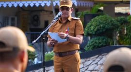 Sekretaris Daerah Tanah Laut, Ismail Fahmi saat sambutan di apel pagi sekaligus memperingati Hari Koperasi ke-79 di Halaman Kantor Bupati Tanah Laut pada Senin (13/07/2026).