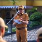 Sekretaris Daerah Tanah Laut, Ismail Fahmi saat sambutan di apel pagi sekaligus memperingati Hari Koperasi ke-79 di Halaman Kantor Bupati Tanah Laut pada Senin (13/07/2026).