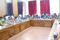 Sekretaris Daerah Tanah Bumbu Yulian Herawati mewakili Bupati Andi Rudi Latif memimpin Rapat Koordinasi dan Aktivasi Pos Komando serta Pos Lapangan bersama Forkopimda, TNI-Polri, BPBD, instansi terkait, dan perwakilan perusahaan di Aula BPBD Kabupaten Tanah Bumbu, Kamis, (06/08/2026).