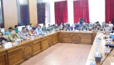 Sekretaris Daerah Tanah Bumbu Yulian Herawati mewakili Bupati Andi Rudi Latif memimpin Rapat Koordinasi dan Aktivasi Pos Komando serta Pos Lapangan bersama Forkopimda, TNI-Polri, BPBD, instansi terkait, dan perwakilan perusahaan di Aula BPBD Kabupaten Tanah Bumbu, Kamis, (06/08/2026).