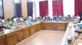 Sekretaris Daerah Tanah Bumbu Yulian Herawati mewakili Bupati Andi Rudi Latif memimpin Rapat Koordinasi dan Aktivasi Pos Komando serta Pos Lapangan bersama Forkopimda, TNI-Polri, BPBD, instansi terkait, dan perwakilan perusahaan di Aula BPBD Kabupaten Tanah Bumbu, Kamis, (06/08/2026).