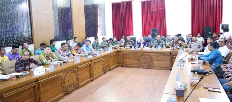 Sekretaris Daerah Tanah Bumbu Yulian Herawati mewakili Bupati Andi Rudi Latif memimpin Rapat Koordinasi dan Aktivasi Pos Komando serta Pos Lapangan bersama Forkopimda, TNI-Polri, BPBD, instansi terkait, dan perwakilan perusahaan di Aula BPBD Kabupaten Tanah Bumbu, Kamis, (06/08/2026).