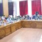 Sekretaris Daerah Tanah Bumbu Yulian Herawati mewakili Bupati Andi Rudi Latif memimpin Rapat Koordinasi dan Aktivasi Pos Komando serta Pos Lapangan bersama Forkopimda, TNI-Polri, BPBD, instansi terkait, dan perwakilan perusahaan di Aula BPBD Kabupaten Tanah Bumbu, Kamis, (06/08/2026).