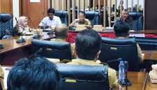 Badan Anggaran DPRD Tanah Bumbu bersama Tim Anggaran Pemerintah Daerah (TAPD) menggelar rapat finalisasi pembahasan KUA-PPAS Tahun Anggaran 2027 di ruang rapat DPRD Tanah Bumbu, Selasa (04/08/2026).