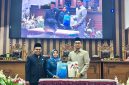 Ketua DPRD Tanah Bumbu Andrean Atma Maulani bersama Sekretaris Daerah Yulian Herawati memperlihatkan dokumen usai penandatanganan Nota Kesepakatan KUA dan PPAS Perubahan APBD Tahun Anggaran 2026 dalam Rapat Paripurna DPRD Tanah Bumbu, Rabu (05/08/2026).
