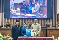 Ketua DPRD Tanah Bumbu Andrean Atma Maulani bersama Sekretaris Daerah Yulian Herawati memperlihatkan dokumen usai penandatanganan Nota Kesepakatan KUA dan PPAS Perubahan APBD Tahun Anggaran 2026 dalam Rapat Paripurna DPRD Tanah Bumbu, Rabu (05/08/2026).