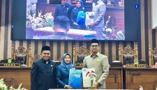 Ketua DPRD Tanah Bumbu Andrean Atma Maulani bersama Sekretaris Daerah Yulian Herawati memperlihatkan dokumen usai penandatanganan Nota Kesepakatan KUA dan PPAS Perubahan APBD Tahun Anggaran 2026 dalam Rapat Paripurna DPRD Tanah Bumbu, Rabu (05/08/2026).
