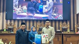Ketua DPRD Tanah Bumbu Andrean Atma Maulani bersama Sekretaris Daerah Yulian Herawati memperlihatkan dokumen usai penandatanganan Nota Kesepakatan KUA dan PPAS Perubahan APBD Tahun Anggaran 2026 dalam Rapat Paripurna DPRD Tanah Bumbu, Rabu (05/08/2026).