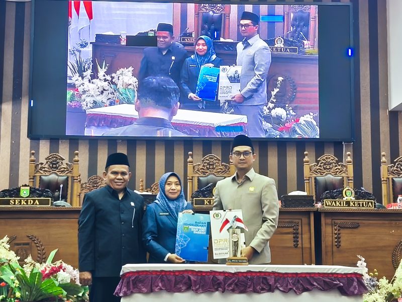 Ketua DPRD Tanah Bumbu Andrean Atma Maulani bersama Sekretaris Daerah Yulian Herawati memperlihatkan dokumen usai penandatanganan Nota Kesepakatan KUA dan PPAS Perubahan APBD Tahun Anggaran 2026 dalam Rapat Paripurna DPRD Tanah Bumbu, Rabu (05/08/2026).