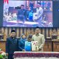 Ketua DPRD Tanah Bumbu Andrean Atma Maulani bersama Sekretaris Daerah Yulian Herawati memperlihatkan dokumen usai penandatanganan Nota Kesepakatan KUA dan PPAS Perubahan APBD Tahun Anggaran 2026 dalam Rapat Paripurna DPRD Tanah Bumbu, Rabu (05/08/2026).