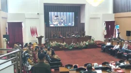 Rapat paripurna DPRD Tanah Bumbu membahas dua Raperda terkait  pemerintahan desa di ruang sidang utama DPRD Tanbu, Selasa (11/08/2026).