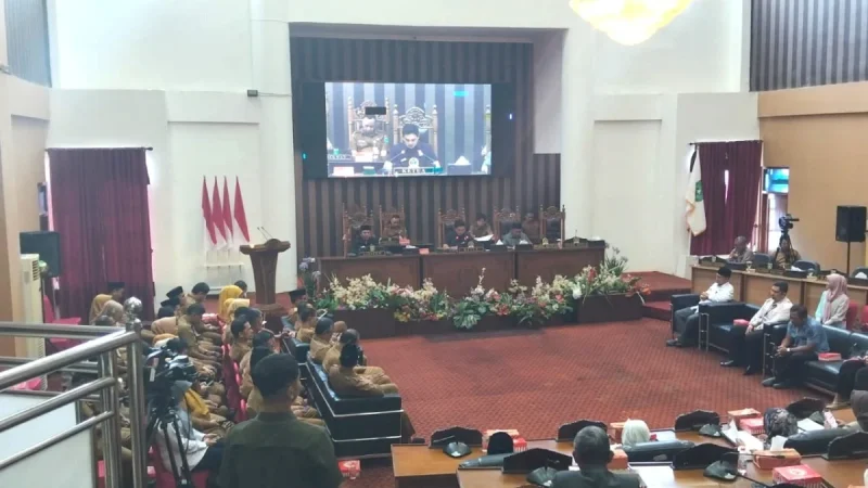 Rapat paripurna DPRD Tanah Bumbu membahas dua Raperda terkait pemerintahan desa di ruang sidang utama DPRD Tanbu, Selasa (11/08/2026).