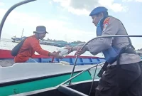 Personel Sat Polairud Polres Kotabaru menyerahkan paket makanan kepada seorang nelayan di perairan Selat Laut dalam kegiatan Jumat Berkah sebagai bentuk kepedulian kepada masyarakat pesisir, Jumat (31/07/2026).