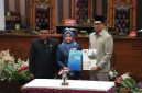 Sekretaris Daerah Tanah Bumbu Yulian Herawati (Tengah) mewakili Bupati Andi Rudi Latif menghadiri Rapat Paripurna DPRD Kabupaten Tanah Bumbu sekaligus penandatanganan Nota Kesepakatan Perubahan KUA dan PPAS Tahun Anggaran 2026 di ruang rapat paripurna DPRD, Rabu, (05/08/2026)