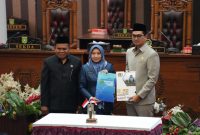 Sekretaris Daerah Tanah Bumbu Yulian Herawati (Tengah) mewakili Bupati Andi Rudi Latif menghadiri Rapat Paripurna DPRD Kabupaten Tanah Bumbu sekaligus penandatanganan Nota Kesepakatan Perubahan KUA dan PPAS Tahun Anggaran 2026 di ruang rapat paripurna DPRD, Rabu, (05/08/2026)