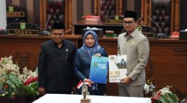 Sekretaris Daerah Tanah Bumbu Yulian Herawati (Tengah) mewakili Bupati Andi Rudi Latif menghadiri Rapat Paripurna DPRD Kabupaten Tanah Bumbu sekaligus penandatanganan Nota Kesepakatan Perubahan KUA dan PPAS Tahun Anggaran 2026 di ruang rapat paripurna DPRD, Rabu, (05/08/2026)