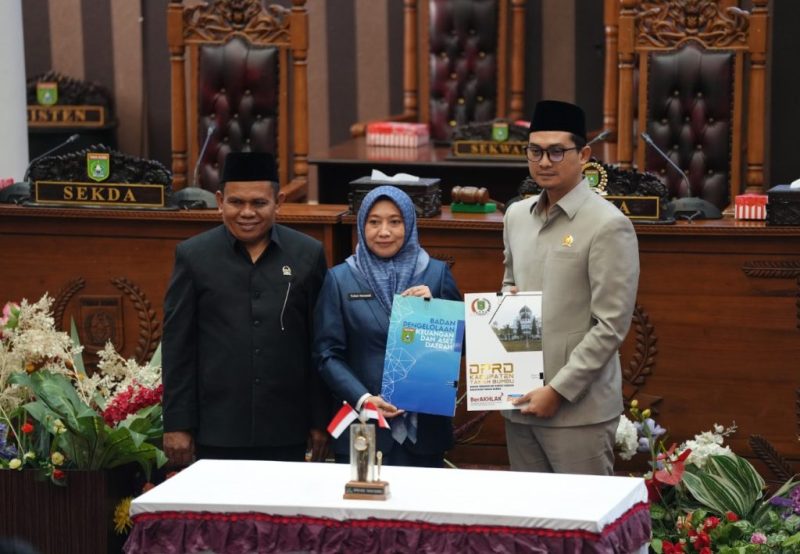 Sekretaris Daerah Tanah Bumbu Yulian Herawati (Tengah) mewakili Bupati Andi Rudi Latif menghadiri Rapat Paripurna DPRD Kabupaten Tanah Bumbu sekaligus penandatanganan Nota Kesepakatan Perubahan KUA dan PPAS Tahun Anggaran 2026 di ruang rapat paripurna DPRD, Rabu, (05/08/2026)