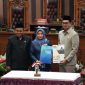 Sekretaris Daerah Tanah Bumbu Yulian Herawati (Tengah) mewakili Bupati Andi Rudi Latif menghadiri Rapat Paripurna DPRD Kabupaten Tanah Bumbu sekaligus penandatanganan Nota Kesepakatan Perubahan KUA dan PPAS Tahun Anggaran 2026 di ruang rapat paripurna DPRD, Rabu, (05/08/2026)