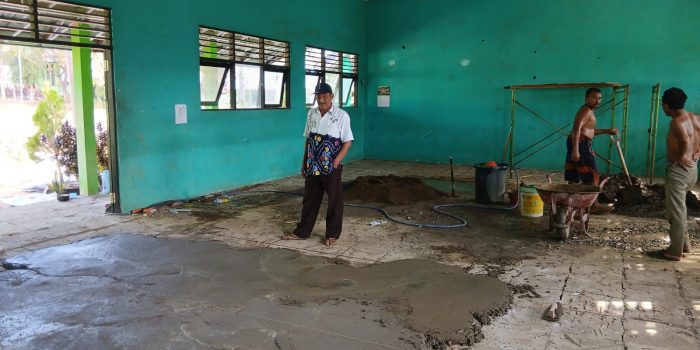 Ketua Panitia Pembangunan Satuan Pendidikan SMKS Muhammadiyah Al-Audah Satui, Abdullah Audah, meninjau langsung proses revitalisasi salah satu ruang kelas yang dikerjakan secara swakelola.