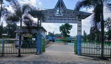 Tampak depan kompleks SD Muhammadiyah dan SMKS Muhammadiyah Al-Audah di Kecamatan Satui, Kabupaten Tanah Bumbu. SMKS Muhammadiyah Al-Audah Satui saat ini tengah menjalani program revitalisasi sarana dan prasarana melalui bantuan Kemendikdasmen senilai lebih dari Rp1 miliar.