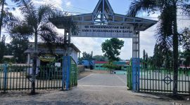 Tampak depan kompleks SD Muhammadiyah dan SMKS Muhammadiyah Al-Audah di Kecamatan Satui, Kabupaten Tanah Bumbu. SMKS Muhammadiyah Al-Audah Satui saat ini tengah menjalani program revitalisasi sarana dan prasarana melalui bantuan Kemendikdasmen senilai lebih dari Rp1 miliar.