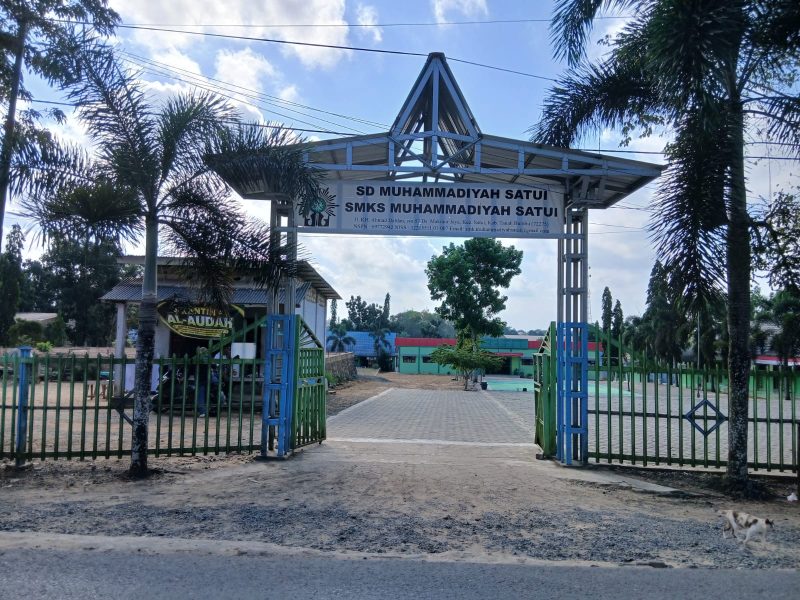 Tampak depan kompleks SD Muhammadiyah dan SMKS Muhammadiyah Al-Audah di Kecamatan Satui, Kabupaten Tanah Bumbu. SMKS Muhammadiyah Al-Audah Satui saat ini tengah menjalani program revitalisasi sarana dan prasarana melalui bantuan Kemendikdasmen senilai lebih dari Rp1 miliar.
