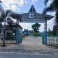 Tampak depan kompleks SD Muhammadiyah dan SMKS Muhammadiyah Al-Audah di Kecamatan Satui, Kabupaten Tanah Bumbu. SMKS Muhammadiyah Al-Audah Satui saat ini tengah menjalani program revitalisasi sarana dan prasarana melalui bantuan Kemendikdasmen senilai lebih dari Rp1 miliar.