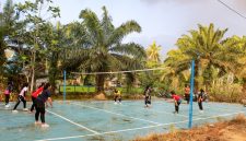 Lapangan voli di RT 03 Desa Madu Retno, Kecamatan Karang Bintang, yang dibangun melalui program Bupati Tanah Bumbu Andi Rudi Latif kini menjadi pusat aktivitas olahraga dan ruang berkumpul masyarakat setiap sore.