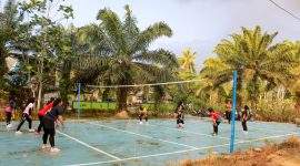 Lapangan voli di RT 03 Desa Madu Retno, Kecamatan Karang Bintang, yang dibangun melalui program Bupati Tanah Bumbu Andi Rudi Latif kini menjadi pusat aktivitas olahraga dan ruang berkumpul masyarakat setiap sore.