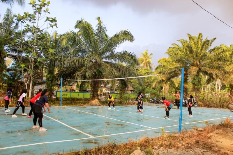 Lapangan voli di RT 03 Desa Madu Retno, Kecamatan Karang Bintang, yang dibangun melalui program Bupati Tanah Bumbu Andi Rudi Latif kini menjadi pusat aktivitas olahraga dan ruang berkumpul masyarakat setiap sore.