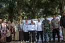 Penerima manfaat Program Keluarga Harapan (PKH) menerima bantuan Usaha Ekonomi Produktif (UEP) dari Pemerintah Kabupaten Tanah Bumbu melalui Dinas Sosial sebagai upaya mendorong peningkatan pendapatan dan kesejahteraan keluarga.