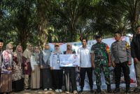 Penerima manfaat Program Keluarga Harapan (PKH) menerima bantuan Usaha Ekonomi Produktif (UEP) dari Pemerintah Kabupaten Tanah Bumbu melalui Dinas Sosial sebagai upaya mendorong peningkatan pendapatan dan kesejahteraan keluarga.