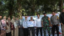 Penerima manfaat Program Keluarga Harapan (PKH) menerima bantuan Usaha Ekonomi Produktif (UEP) dari Pemerintah Kabupaten Tanah Bumbu melalui Dinas Sosial sebagai upaya mendorong peningkatan pendapatan dan kesejahteraan keluarga.