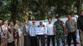 Penerima manfaat Program Keluarga Harapan (PKH) menerima bantuan Usaha Ekonomi Produktif (UEP) dari Pemerintah Kabupaten Tanah Bumbu melalui Dinas Sosial sebagai upaya mendorong peningkatan pendapatan dan kesejahteraan keluarga.