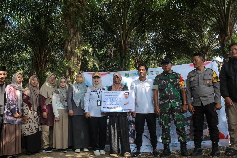 Penerima manfaat Program Keluarga Harapan (PKH) menerima bantuan Usaha Ekonomi Produktif (UEP) dari Pemerintah Kabupaten Tanah Bumbu melalui Dinas Sosial sebagai upaya mendorong peningkatan pendapatan dan kesejahteraan keluarga.
