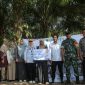 Penerima manfaat Program Keluarga Harapan (PKH) menerima bantuan Usaha Ekonomi Produktif (UEP) dari Pemerintah Kabupaten Tanah Bumbu melalui Dinas Sosial sebagai upaya mendorong peningkatan pendapatan dan kesejahteraan keluarga.
