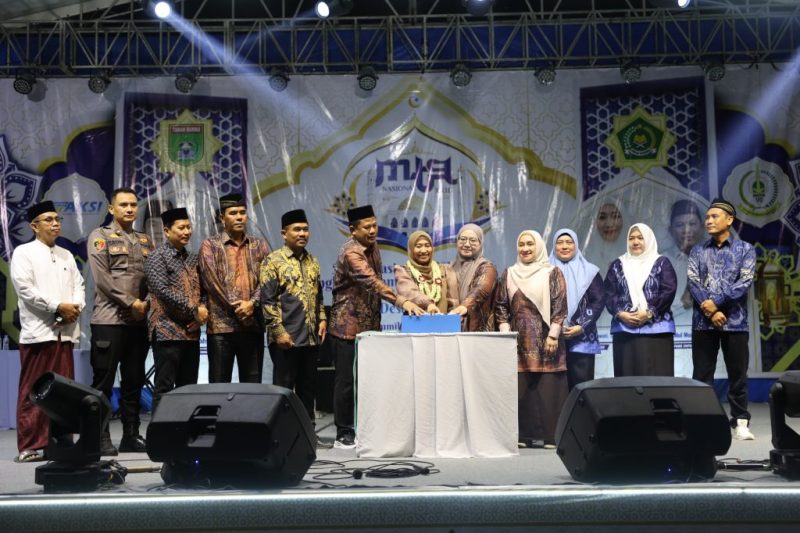 Sekretaris Daerah Tanah Bumbu Yulian Herawati mewakili Bupati Andi Rudi Latif secara simbolis membuka Musabaqah Tilawatil Qur'an Nasional (MTQN) ke-23 tingkat Kecamatan Simpang Empat di Lapangan Polres Lama, Desa Bersujud, Rabu malam, (05/08/2026).