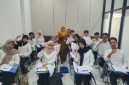 Kepala Bidang Tenaga Kerja Disnakertrans Kabupaten Tanah Bumbu, Hj. Zainab, B.Sos, berfoto bersama peserta pelatihan kerja berbasis kompetensi yang diselenggarakan Pemerintah Kabupaten Tanah Bumbu sebagai upaya meningkatkan kualitas SDM dan memperluas peluang kerja, Rabu, (06/08/2026)