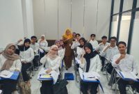 Kepala Bidang Tenaga Kerja Disnakertrans Kabupaten Tanah Bumbu, Hj. Zainab, B.Sos, berfoto bersama peserta pelatihan kerja berbasis kompetensi yang diselenggarakan Pemerintah Kabupaten Tanah Bumbu sebagai upaya meningkatkan kualitas SDM dan memperluas peluang kerja, Rabu, (06/08/2026)