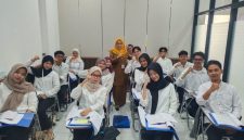 Kepala Bidang Tenaga Kerja Disnakertrans Kabupaten Tanah Bumbu, Hj. Zainab, B.Sos, berfoto bersama peserta pelatihan kerja berbasis kompetensi yang diselenggarakan Pemerintah Kabupaten Tanah Bumbu sebagai upaya meningkatkan kualitas SDM dan memperluas peluang kerja, Rabu, (06/08/2026)