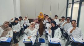 Kepala Bidang Tenaga Kerja Disnakertrans Kabupaten Tanah Bumbu, Hj. Zainab, B.Sos, berfoto bersama peserta pelatihan kerja berbasis kompetensi yang diselenggarakan Pemerintah Kabupaten Tanah Bumbu sebagai upaya meningkatkan kualitas SDM dan memperluas peluang kerja, Rabu, (06/08/2026)