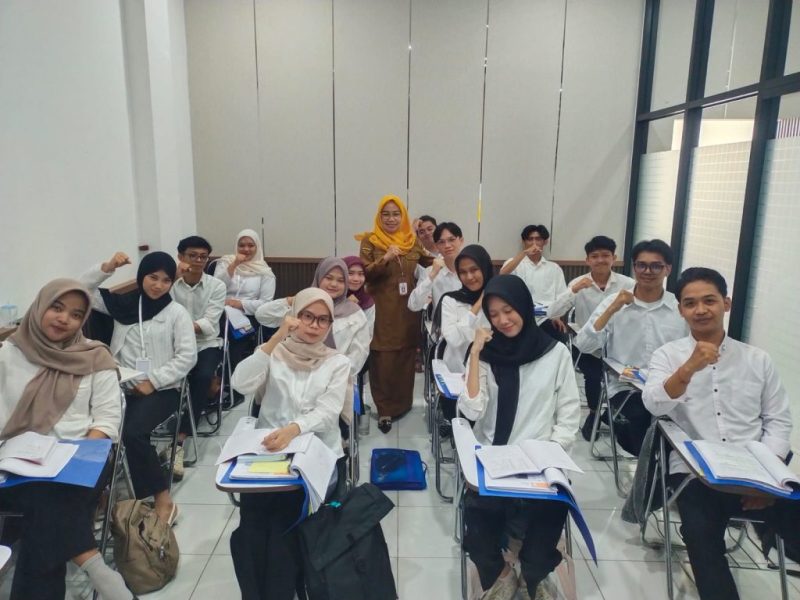 Kepala Bidang Tenaga Kerja Disnakertrans Kabupaten Tanah Bumbu, Hj. Zainab, B.Sos, berfoto bersama peserta pelatihan kerja berbasis kompetensi yang diselenggarakan Pemerintah Kabupaten Tanah Bumbu sebagai upaya meningkatkan kualitas SDM dan memperluas peluang kerja, Rabu, (06/08/2026)