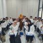 Kepala Bidang Tenaga Kerja Disnakertrans Kabupaten Tanah Bumbu, Hj. Zainab, B.Sos, berfoto bersama peserta pelatihan kerja berbasis kompetensi yang diselenggarakan Pemerintah Kabupaten Tanah Bumbu sebagai upaya meningkatkan kualitas SDM dan memperluas peluang kerja, Rabu, (06/08/2026)