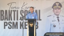 Asisten Perekonomian dan Pembangunan Setda Tanah Bumbu, Eryanto Rais, mewakili Bupati Andi Rudi Latif saat membuka Temu Karya Bhakti Sosial (TKBS) Pekerja Sosial Masyarakat (PSM) Ke-23 Tingkat Provinsi Kalimantan Selatan di Pantai Mattone, Kecamatan Kusan Hilir, Jumat, (31/07/2026).