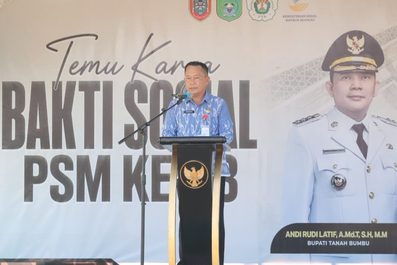 Asisten Perekonomian dan Pembangunan Setda Tanah Bumbu, Eryanto Rais, mewakili Bupati Andi Rudi Latif saat membuka Temu Karya Bhakti Sosial (TKBS) Pekerja Sosial Masyarakat (PSM) Ke-23 Tingkat Provinsi Kalimantan Selatan di Pantai Mattone, Kecamatan Kusan Hilir, Jumat, (31/07/2026).