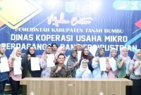 Sebanyak 19 pelaku usaha mikro di Tanah Bumbu menerima sertifikat halal dalam program fasilitasi Pemkab Tanah Bumbu, Jumat (07/08/2026).