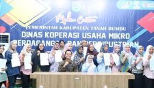 Sebanyak 19 pelaku usaha mikro di Tanah Bumbu menerima sertifikat halal dalam program fasilitasi Pemkab Tanah Bumbu, Jumat (07/08/2026).