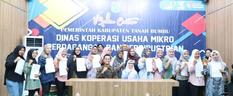 Sebanyak 19 pelaku usaha mikro di Tanah Bumbu menerima sertifikat halal dalam program fasilitasi Pemkab Tanah Bumbu, Jumat (07/08/2026).