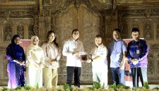Bupati Tanah Bumbu Andi Rudi Latif menghadiri launching buku antologi Suara dari Tenggara di Warung Aksi Merah Putih, Sabtu (08/08/2026).